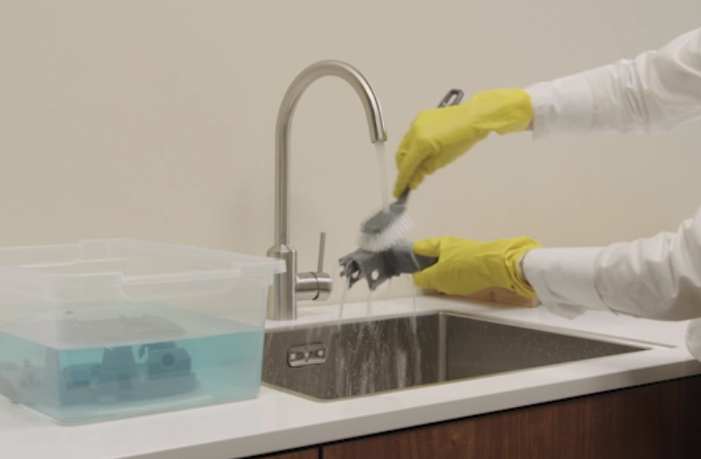 FR - Clean and care - exc comp touch exp - weekly cleaning - step 10